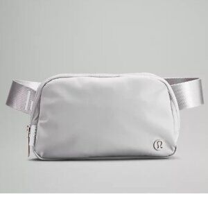 Lululemon Everywhere Belt Bag 1L - Silver Drop/White